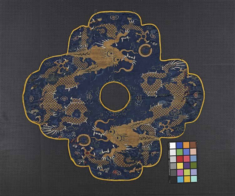 蟒纹织金云肩